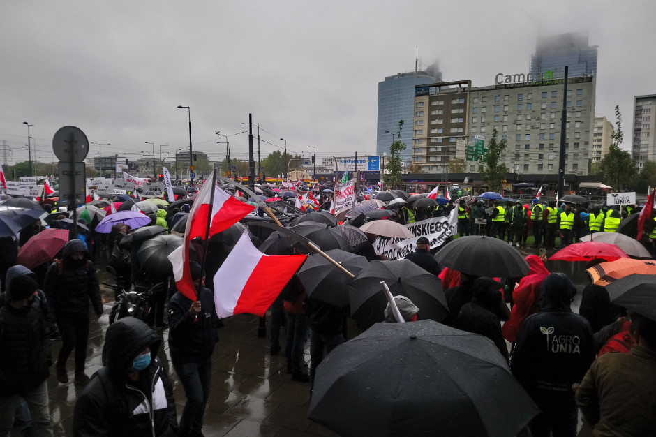 Zgromadzeni protestujący przy pl. Zawiszy w Warszawie