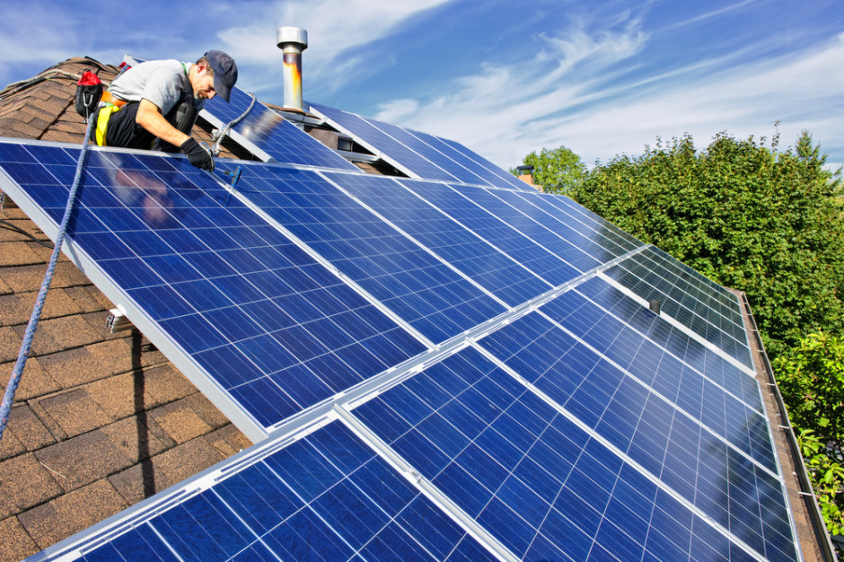 W słoneczne dni gwałtowny wzrost produkcji energii powoduje wzrost napięcia w sieci i problemy techniczne. Foto. Shutterstock