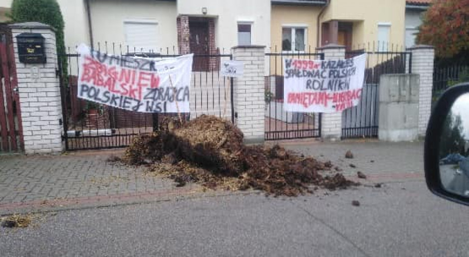 fot. Facebook/AGROunia Rolnicy rozliczają polityków. Obornik pod domami posłów