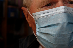Seniorzy zostający w domach uzyskają pomoc przez darmową infolinię: 22-505-11-11