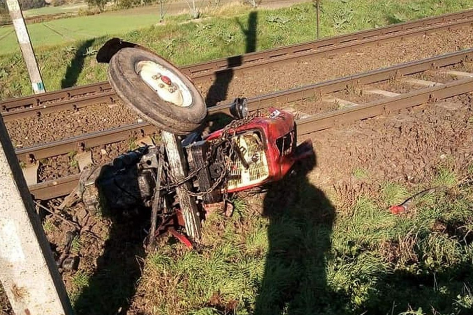 Traktor rozpadł sie po zderzeniu z pociągiem, Foto: OSP Jadwiżyn