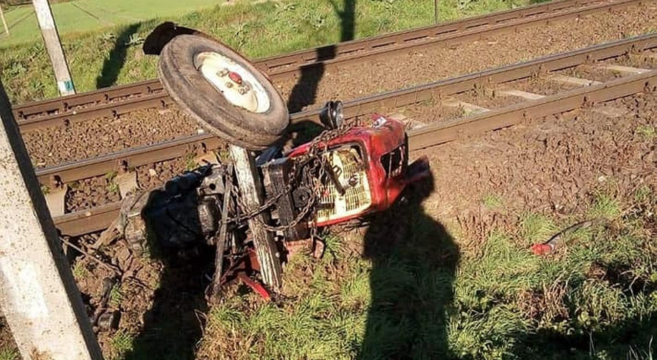 Traktor rozpadł sie po zderzeniu z pociągiem, Foto: OSP Jadwiżyn Pociąg zderzył się z ciągnikiem