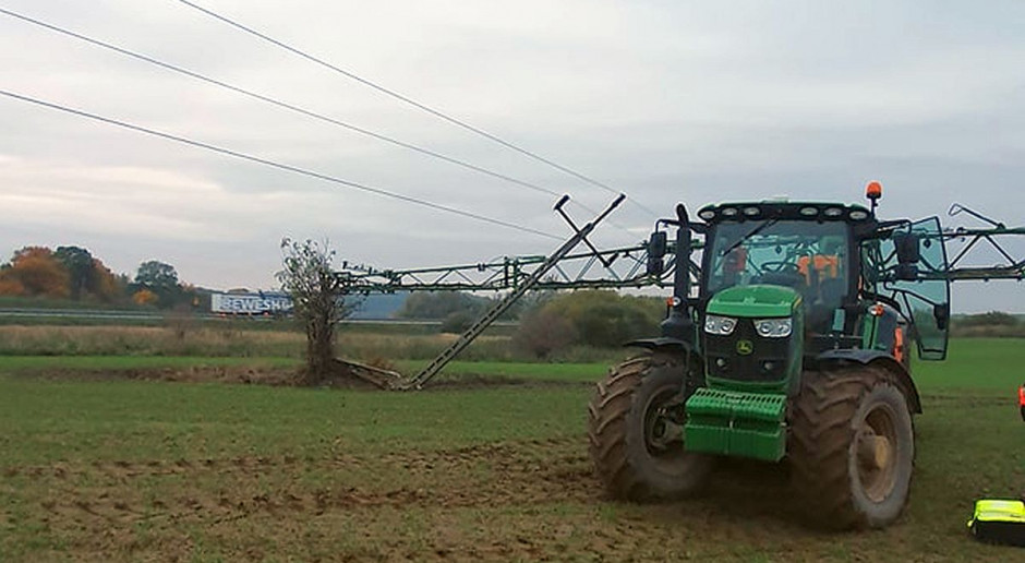 Zerwana linia energetyczna spadła na ciągnik z opryskiwaczem, Foto: OSP Sobowidz Tragiczny wypadek podczas oprysków