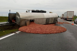 Na autostradzie A2 przewróciła się cysterna z pokarmem dla zwierząt