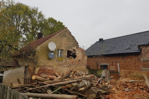 Zawaliła się stodoła, zniszczony dom