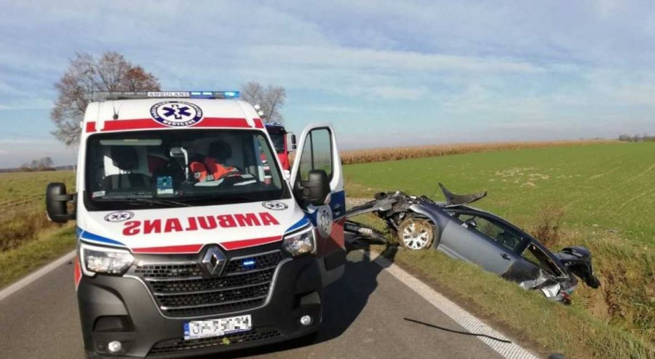 Obaj kierowcy wymagali pomocy ratowników pogotowia, Foto: KPP Namysłów Ciągnik zajechał drogę citroenowi