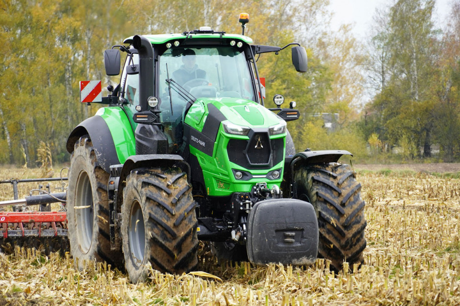 Silnik nowego ciągnika to 6-cylindrowa jednostka napędowa marki Deutz AG, o pojemności skokowej niespełna 6,1 l