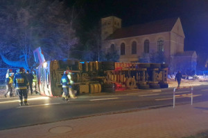 Przewróciła się ciężarówka z kukurydzą