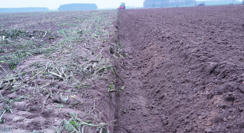 Funkcja Line umożliwiaj automatyczną zmianę szerokości pracy tak aby zachować idealnie równą linię orki, fot.kh