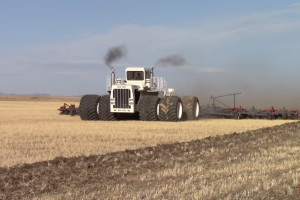Największy ciągnik na świecie – Big Bud wraca do pracy!