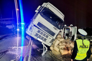 Tir ze zbożem przewrócił się na dwa samochody