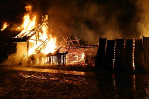 W gospodarstwie spłonęły budynki i maszyny rolnicze