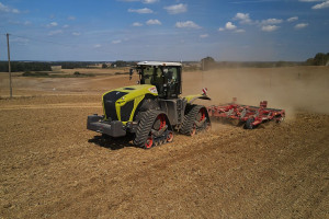 W czasie pracy zarówno w płytkiej, jak i głębokiej uprawie Claas Xerion TS 5000 mógł pochwalić się stosunkowo niskim zużyciem paliwa. fot. mat. prasowe