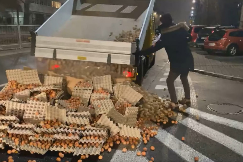 Jaja i ziemniaki podobnie jak inne płody rolne wylądowały na ulicy. fot. Fb/Agrounia
