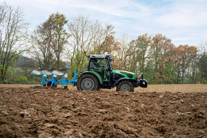 Oprogramowanie umożliwia operatorowi wybór 3 różnych trybów jazdy: Auto, WOM i tryb manualny. W ten sposób działanie ciągnika jest optymalnie dostosowane do każdego rodzaju prac. fot. mat. prasowe