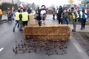 Rolnicy protestują na drodze krajowej nr 15 (Aktualizacja)