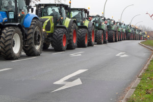 Holandia: Rolnicy zablokowali traktorami autostradę A67 na południu kraju