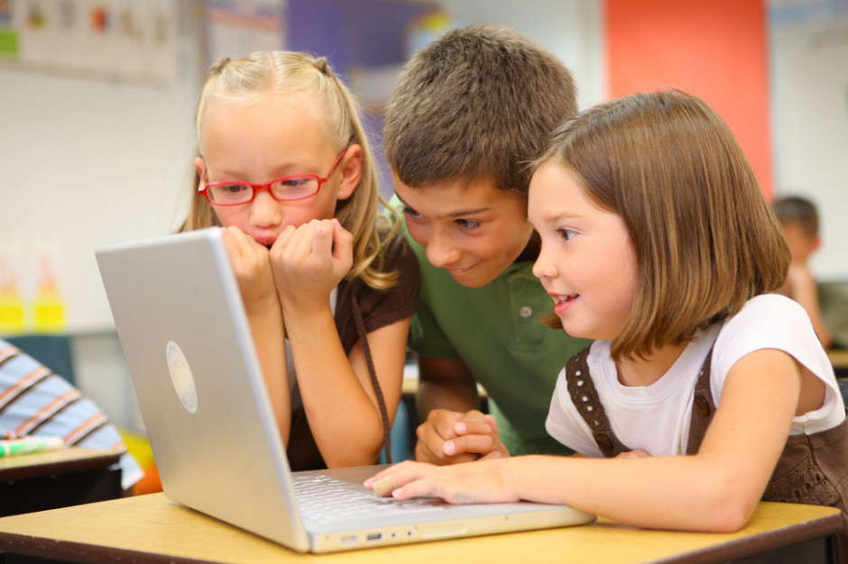 74 mln zł będzie przeznaczone na kupno sprzętu komputerowego, który uczniowie dostają na własność, fot. Shutterstock
