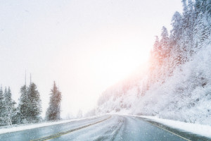 Trudne warunki na drogach: mgła, opady śniegu i śniegu z deszczem