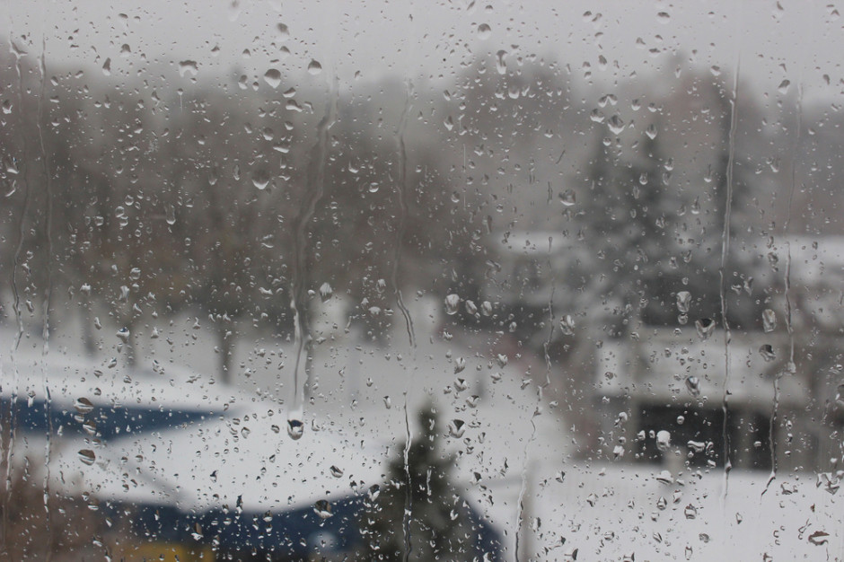 Wtorkowe popołudnie powinno przynieść opady deszczu, a także deszczu ze śniegiem, fot. Shutterstock