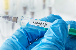 Od piątku seniorzy po osiemdziesiątce mogą zarejestrować się na szczepienia przeciw COVID-19