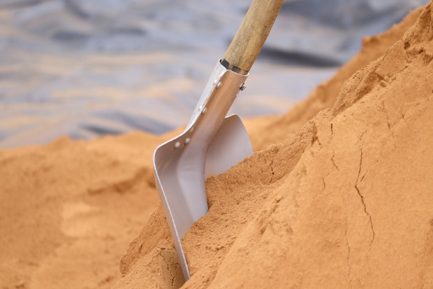 Nielegalne wydobycie piasku niszczy wały przeciwpowodziowe i zagraża uprawom