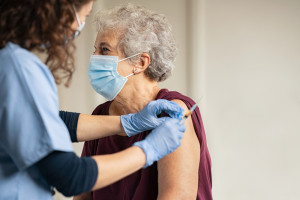 Trwają zapisy na szczepienia dla osób w wieku 69 lat