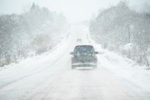Ślisko na drogach! Opady śniegu i śniegu z deszczem niemal w całym kraju