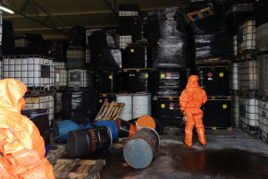 Nielegalne składowiska odpadów na Mazowszu – w przechowalni owoców i w gospodarstwie