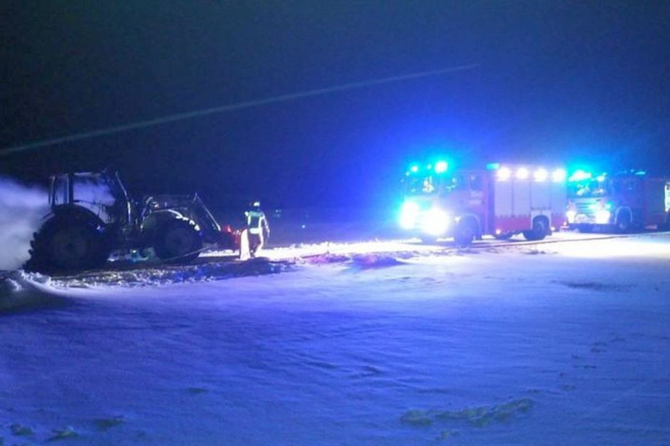 Strażacy gasili traktor z pługiem, który odśnieżał drogi, Fot. OSP Strzeszkowice Duże