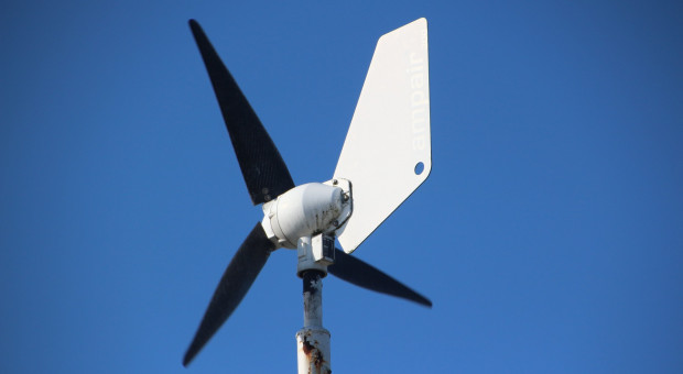Czy warto zainwestować w małą instalację wiatrową?