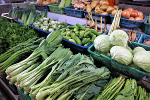 Bronisze: nie widać zmian w handlu warzywami i owocami, szybko znikają produkty spożywcze