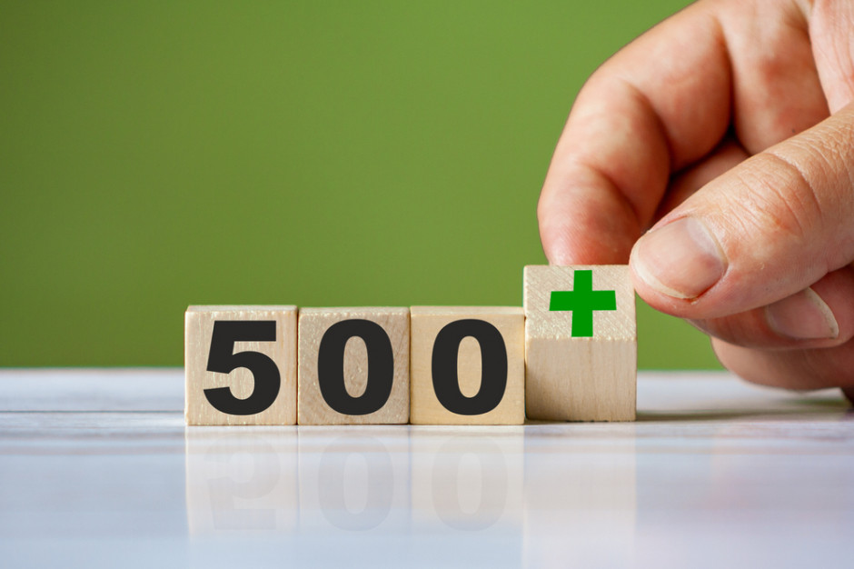 Świadczenie 500+ nie będzie już wypłacane w gotówce ani przekazem pocztowym. Będzie je można otrzymać wyłącznie przelewem na konto, fot. Shutterstock