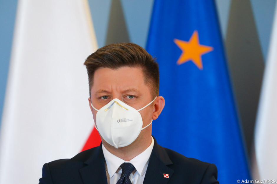Minister Michał Dworczyk w maseczce podczas konferencji, fot. KPRM