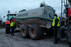Rolnicy z gnojowicą pod komendą policji w Gorzkowicach