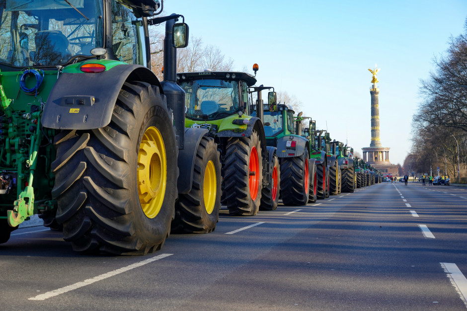 Niemcy: w ramach protestu  setki rolników z całego kraju pojadą traktorami głównymi drogami do Schwerin; Fot. Shutterstock traktorami głównymi drogami.