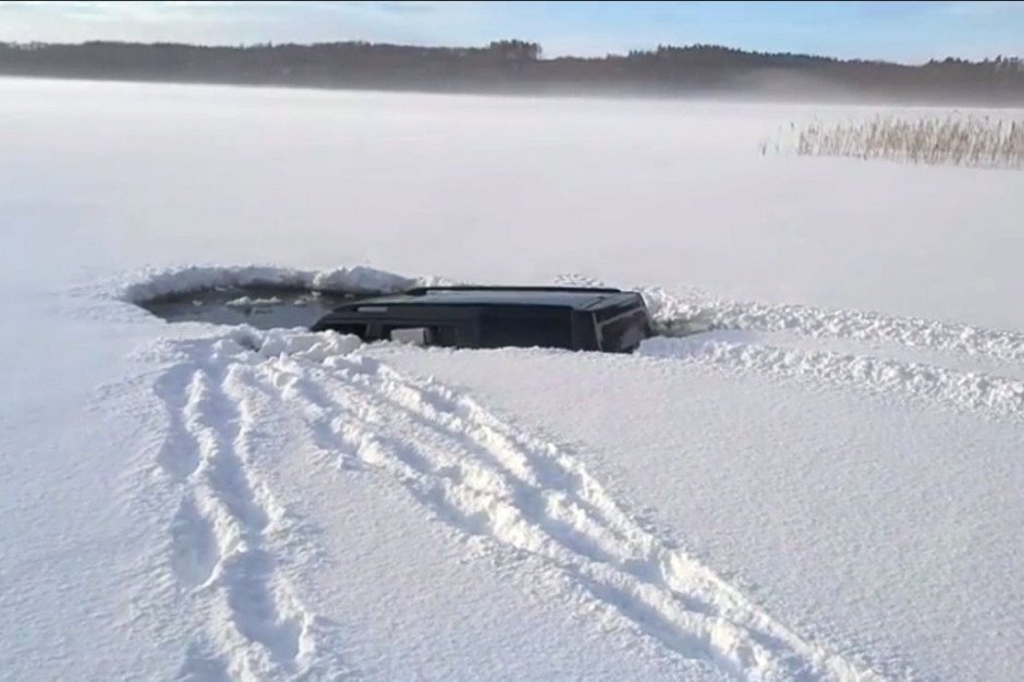 Land Rover wpadł do wody, gdy zarwał się pod nim lód, Fot. Nadleśnictwo Choczewo