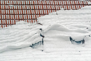 Służby apelują o usuwanie śniegu i lodu z dachów