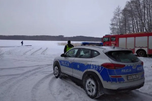 Chłopcy weszli na zamarzniętą rzekę, pod jednym załamał się lód