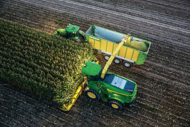 Operator sieczkarni kieruje ciągnikiem? Tak, w John Deere Machine Sync, fot.JD John Deere Machine Sync - pełna synchronizacja ciągników i sieczkarni polowych