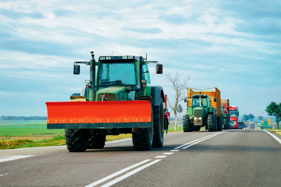 Aktualne przepisy pozwalają na jazdę ciągnikami rolniczymi z prędkością do 30 km/h, fot. Shutterstock