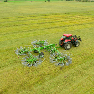 Jak podkreśla Pronar, zgrabiarka ZKP1400 jest pierwszą czterokaruzelową zgrabiarką oferowaną przez polskich producentów fot. mat. prasowe