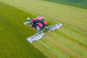 Nowe kosiarki dyskowe oferowane są w dwóch wariantach: bez spuchniacza pokosu (PDD1050) oraz ze spulchniaczem (PDD1050C) fot. mat. prasowe