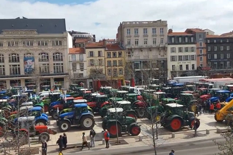 Traktory przed prefekturą w Clermont-Ferrand, Fot: t.me/AnonimeCitoyen