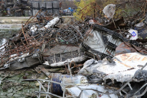 Pogorzelisko po spalonym składowisku odpadów w Nowinach zostanie sprzątnięte