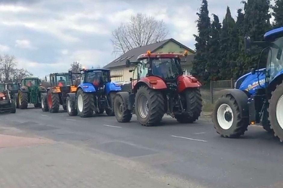 Dostawcy kolskiej mleczarni zorganizowali 18 marca traktorowy protest pod siedziba spółdzielni, Foto: GT
