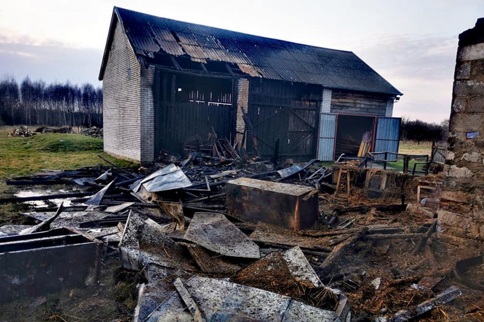 Pożar pochłonął budynki i sprzęt rolniczy, fot. OSP Przysucha