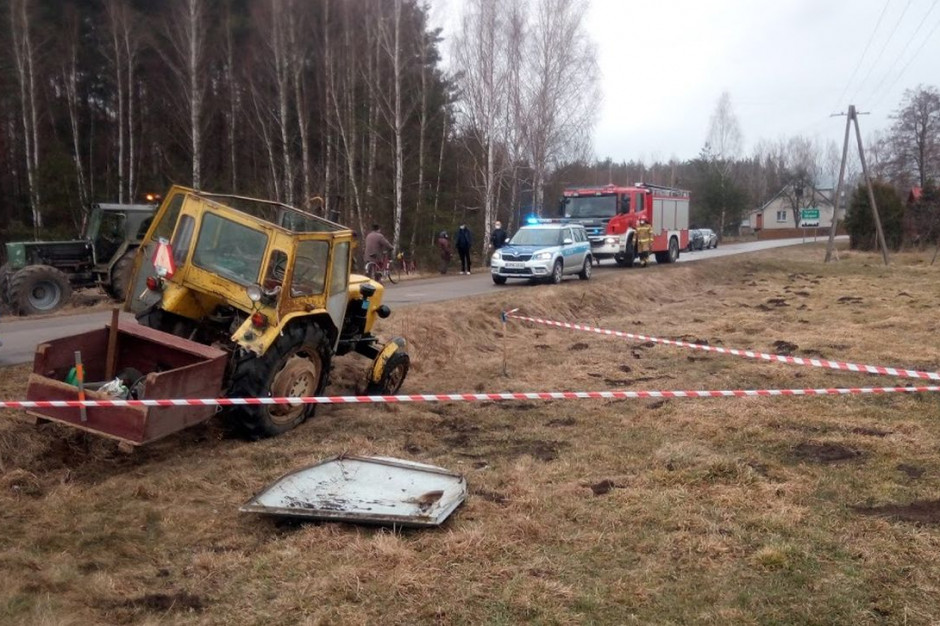 Strażacy podnieśli ciągnik i pomogli poszkodowanemu, fot. PSP Bielsk Podlaski