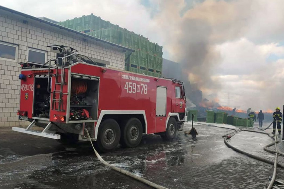 W gospodarstwie płonęło tysiące skrzynipalet na owoce, OSP Jasieniec/Facebook