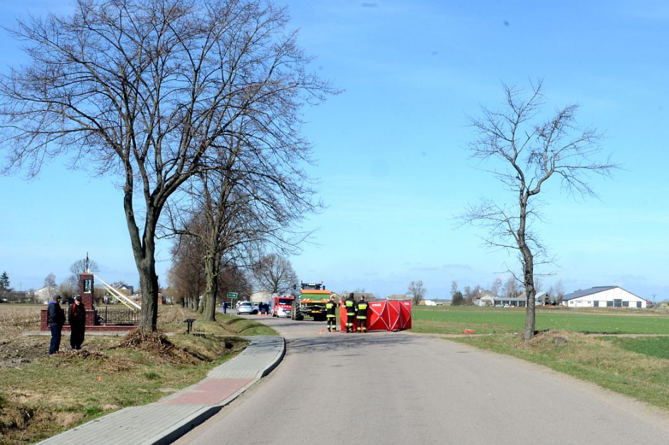 Do zderzenia motocykla z traktorem doszło na prostym odcinku drogi, fot. Policja